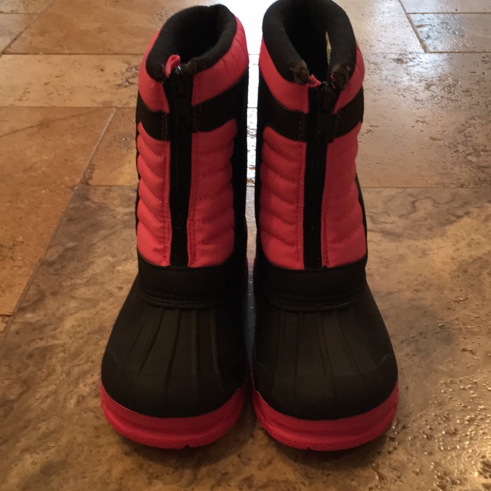 Girls size 1 snow boots.